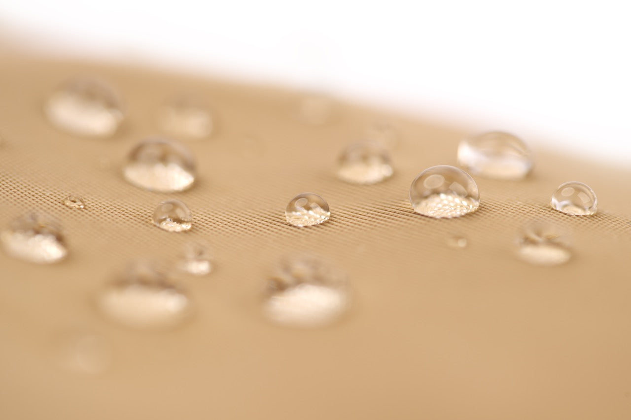 Waterproof recycled nylon fabric on STÆRKE mini gym bag with water droplets
