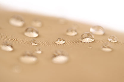 Waterproof recycled nylon fabric on STÆRKE mini gym bag with water droplets